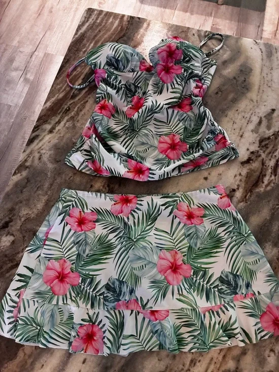 $98 NWT Nicole miller Tropical Pink Hibiscus Two-Piece Tankini Set, medium - Picture 2 of 8